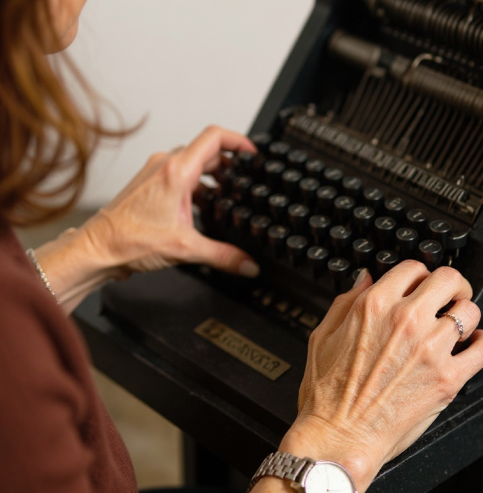 There's a certain type of thrill in wrestling with a stubborn piece of type, a tangible struggle that makes the eventual, perfect alignment feel… intensely satisfying. It's a very physical kind of connection.